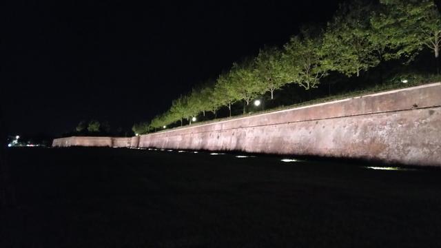 spät ist es schon, als wir die alte Stadtmauer von Lucca hinter uns lassen und zum Hotel zurücklaufen