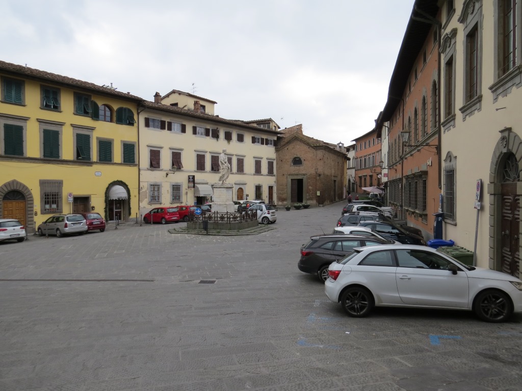über den Dorfplatz von San Miniato Alto, verlassen wir die schöne Altstadt