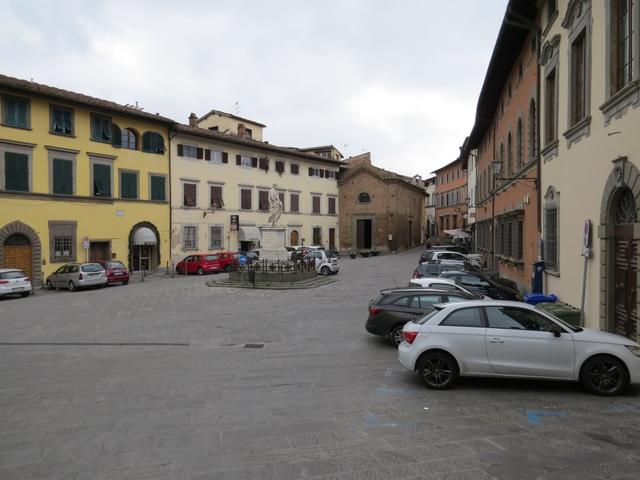 über den Dorfplatz von San Miniato Alto, verlassen wir die schöne Altstadt