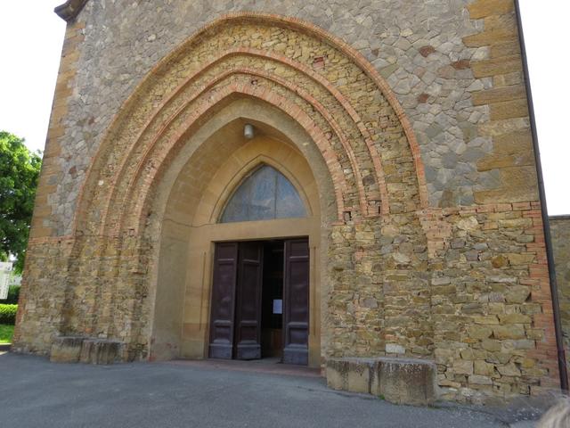 wir laufen weiter und erreichen kurz danach die Kirche S. Jacobo und S. Stefano mit seinem schönen Portal