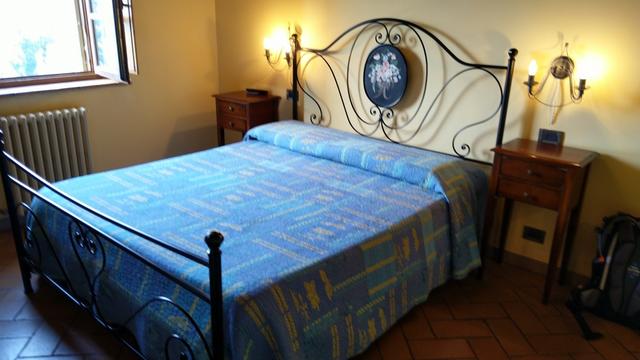 das schöne in rustikal Toskanischen Stil, eingerichtetes Schlafzimmer