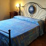 das schöne in rustikal Toskanischen Stil, eingerichtetes Schlafzimmer