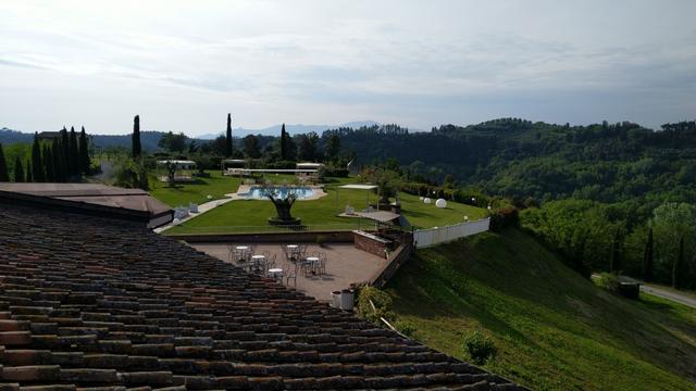 Blick vom anderem Fenster in die parkähnliche Anlage des Agriturismo