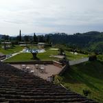 Blick vom anderem Fenster in die parkähnliche Anlage des Agriturismo