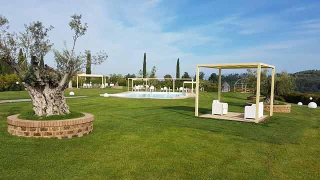 Blick auf den Park mit Pool des Agriturismo Colleoli