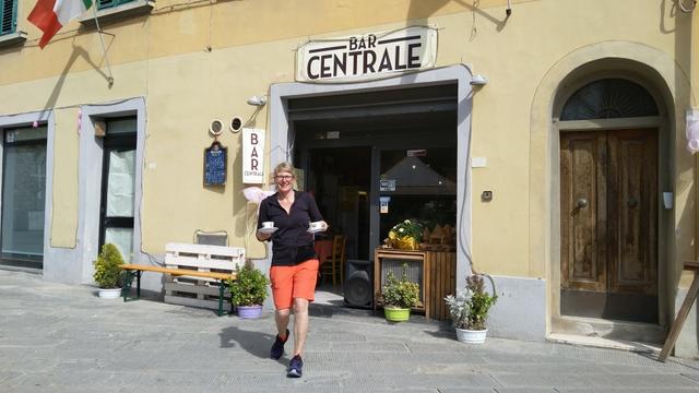 bevor wir mit der heutigen Etappe starten, geniessen wir beim Bar Centrale einen guten Kaffee