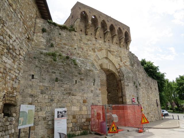 ...zur mächtigen Stadtbefestigung mit der Porta Matteo