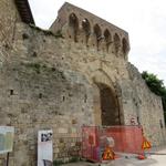 ...zur mächtigen Stadtbefestigung mit der Porta Matteo