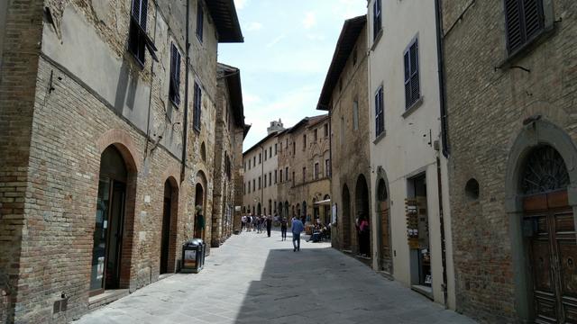 im Jahre 2016 sind wir von der Schweiz gestartet, und heute stehen wir in San Gimignano