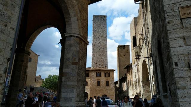 von den ehemals 72 Geschlechtertürmen stehen heute noch 15