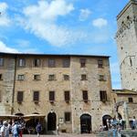 die Piazza della Cisterna ist der Mittelpunkt der Altstadt und hat uns sehr gefallen