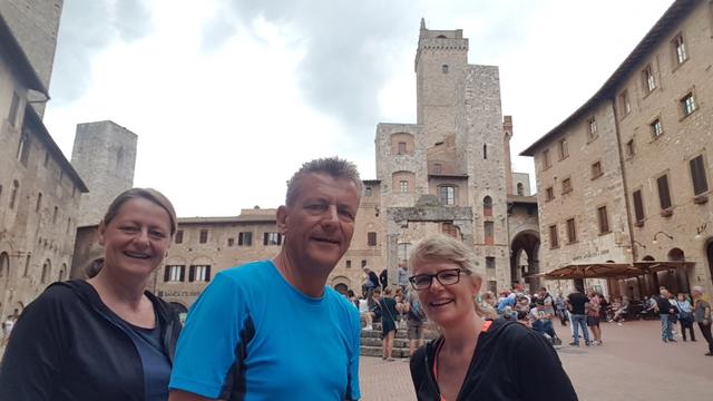 Erinnerungsfoto auf der Piazza mit meiner Maus und Daniela