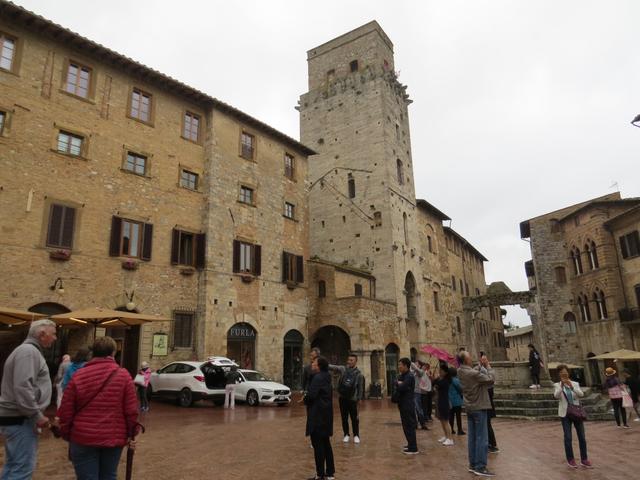 bei der Piazza della Cisterna in San Gimignano ist so früh am morgen noch nicht viel los