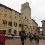 bei der Piazza della Cisterna in San Gimignano ist so früh am morgen noch nicht viel los