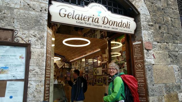 vor der bekannten Gelateria Dondoli sind keine Touristenschlangen vorhanden