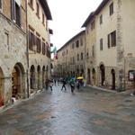 wir durchlaufen die historische Altstadt von San Gimignano