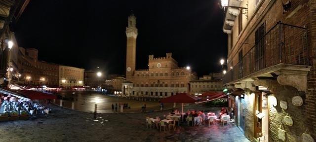es ist schon spät als wir durch Siena und durch die Piazza del Campo zu unserem Hotel zurücklaufen