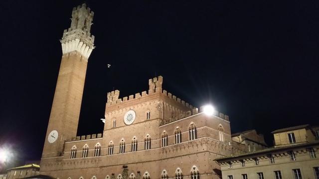 Blick zum Palazzo Pubblico und Torre del Mangia