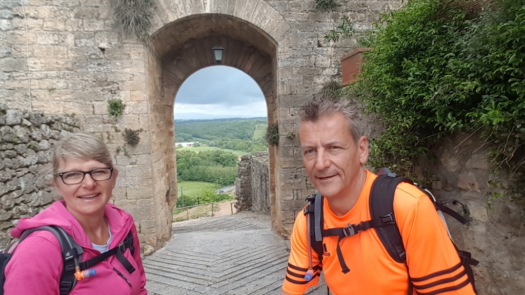 Erinnerungsfoto aufgenommen beim Stadttor von Monteriggioni