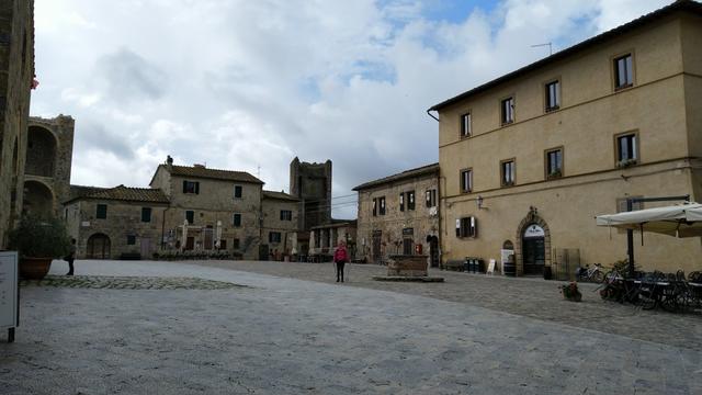 bei der Piazza Roma im Zentrum von Monteriggioni