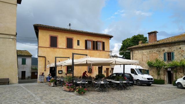 bei dieser Bar auf der Piazza Roma legen wir eine Kaffeepause ein