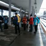 warten auf den Zug im Bahnhof Kandersteg