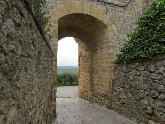 durch das ehemalige Stadttor Porta Franca verlassen wir Monteriggioni