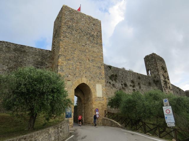 Blick zurück zur schönen Stadtmauer von Monteriggioni