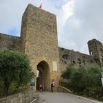 Blick zurück zur schönen Stadtmauer von Monteriggioni
