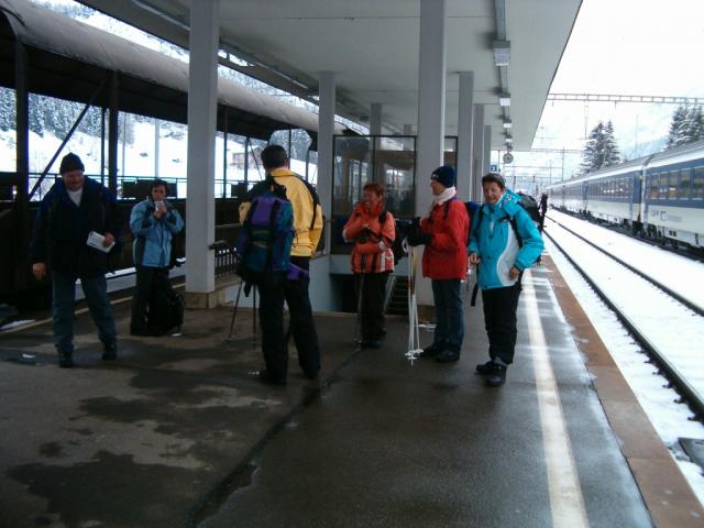warten auf den Zug im Bahnhof Kandersteg