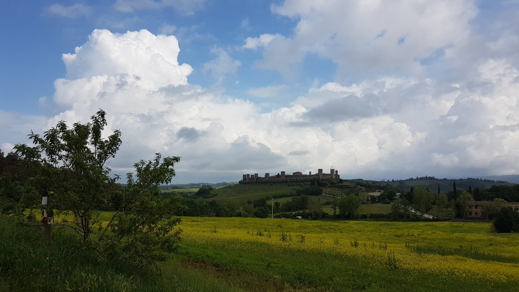 während dem laufen geniessen wir den wunderbaren Blick zurück auf die unmauerte Stadt auf dem Hügel