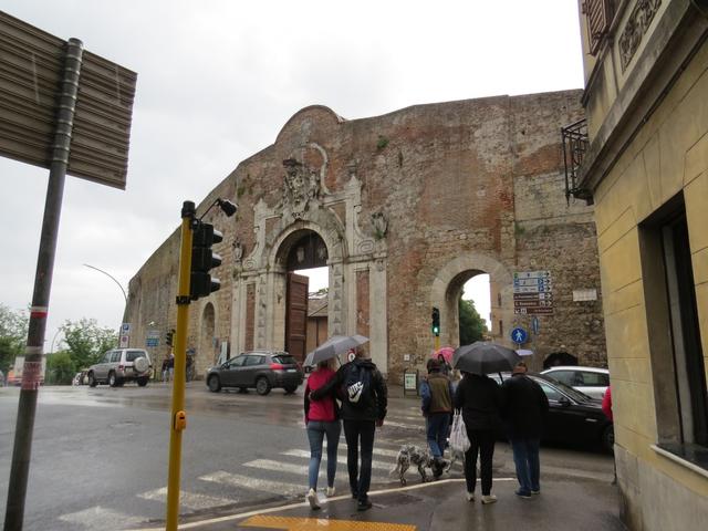 wir stehen vor der Porta Camollia. Das grosse mittelalterliche Stadttor von Siena