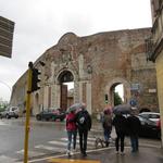 wir stehen vor der Porta Camollia. Das grosse mittelalterliche Stadttor von Siena