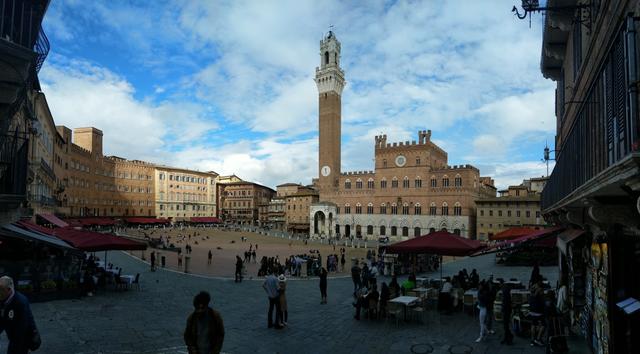 seit dem Mittelalter wird auf der Piazza del Campo das Pferderennen, il Palio die Siena ausgetragen