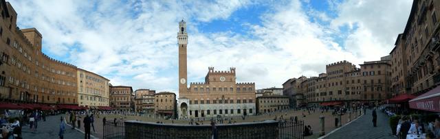 sehr schönes Breitbildfoto vom Piazza del Campo. Die gesamte Altstadt ist seit 1995 UNESCO Welterbe