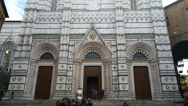 wir erreichen das Baptisterium vom Dom Cattedrale Santa Maria Assunta
