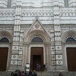 wir erreichen das Baptisterium vom Dom Cattedrale Santa Maria Assunta