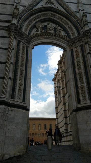 wir steigen über die riesige Treppe hinauf zum Dom