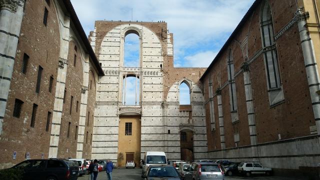 das Nordseitenschiff und Fassade des „Duomo Nuovo"...
