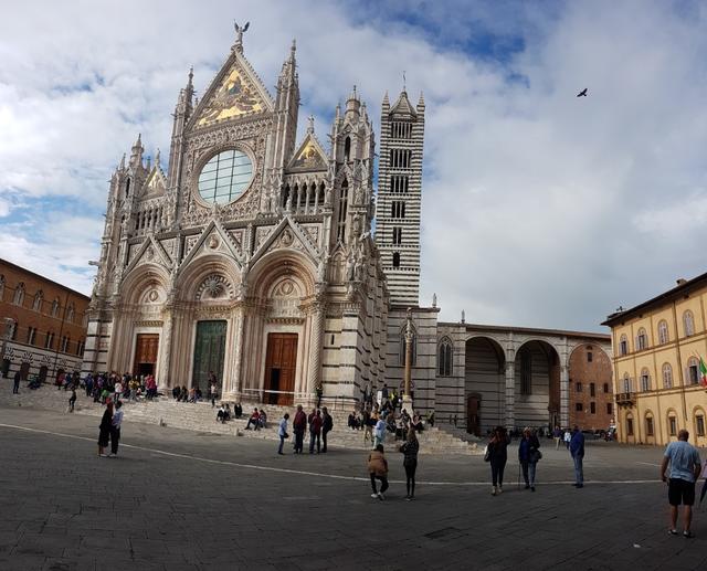 ...ist eines der bedeutendsten Beispiele der gotischen Architektur in Italien