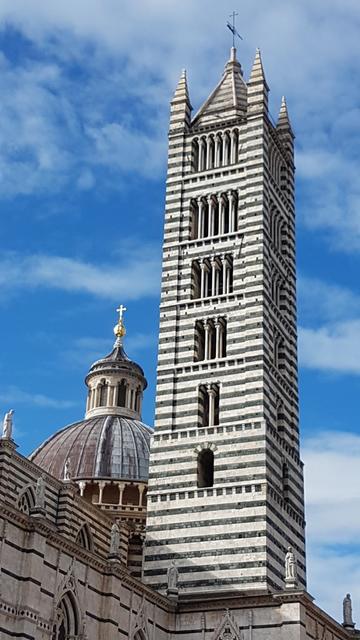 der Campanile stammt aus der ersten Hälfte des 14. Jhr. und ist in der Romanik gestaltet