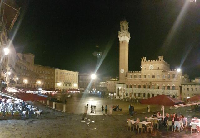 vorbei am Piazza del Campo geht es zur Piazza Salimbeni...