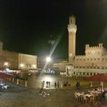 vorbei am Piazza del Campo geht es zur Piazza Salimbeni...