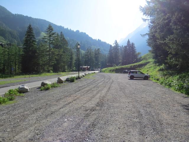 beim grossen Parkplatz bei Rippje 1518 m.ü.M. parkieren wir das Auto