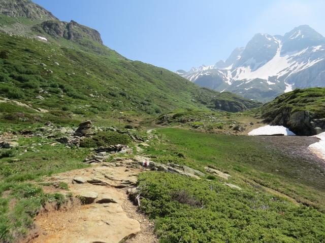 ...erreichen wir auf einem Bergweg den Felssporn bei der Alp Blatt 2104 m.ü.M...