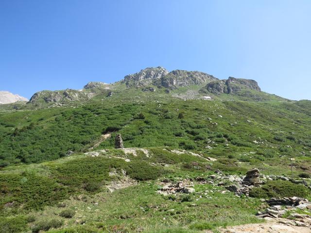 ...sondern biegen links ab und nehmen den Aufstieg zur Mittlenberghütte unter die Füsse