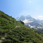 ...aber problemlos machbaren Wanderweg, gewinnen wir laufend an Höhe