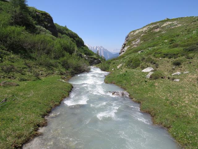 über einen Steg überqueren wir bei Punkt 2089 m.ü.M. die Binn