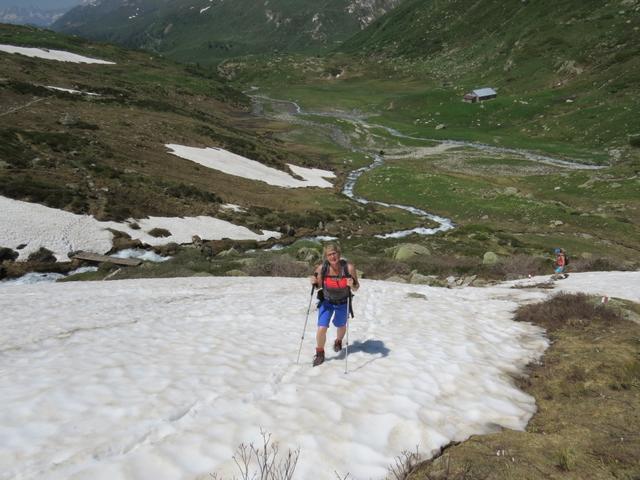 bei der Alp Oxefeld sind immer wieder Altschneefelder zu überqueren