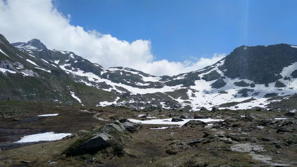 vor uns taucht der Albrunpass auf